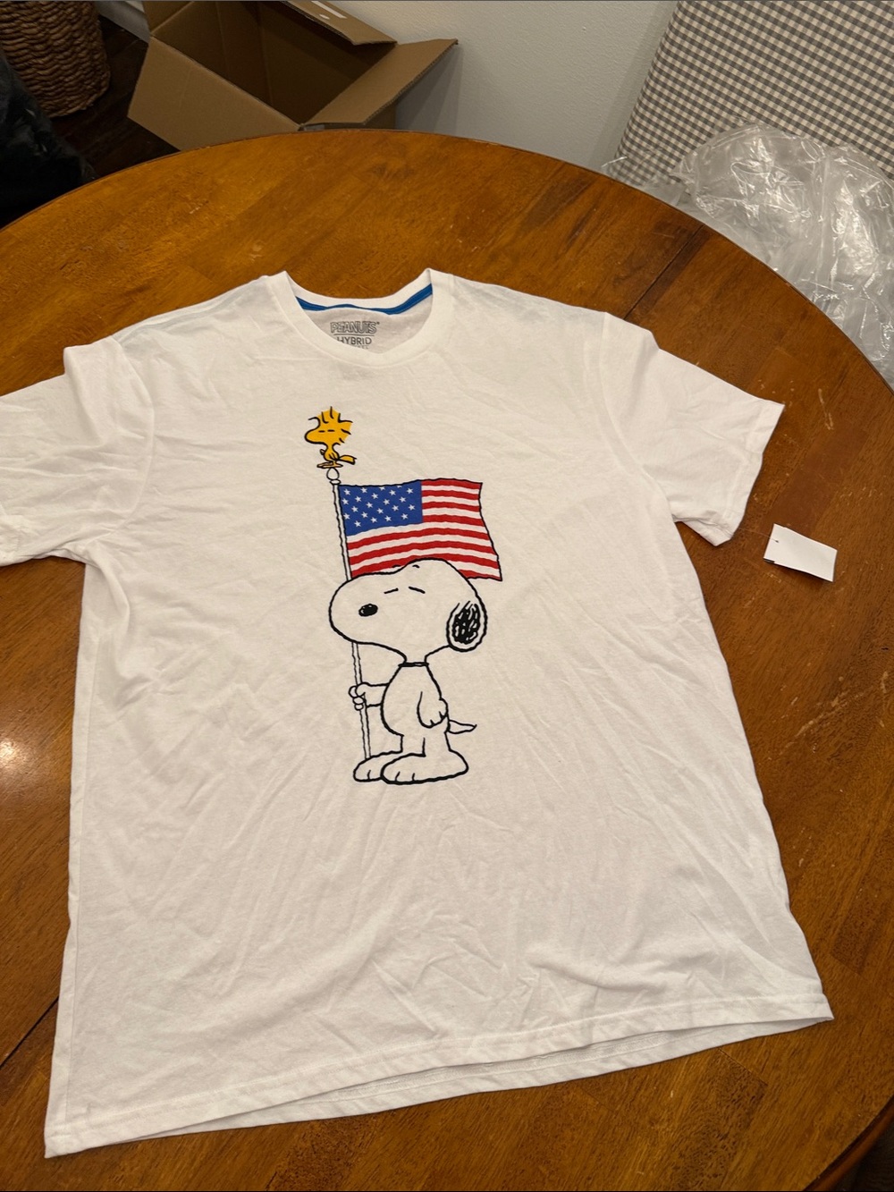 Peanuts White Snoopy T-Shirt with American Flag Graphic xxl